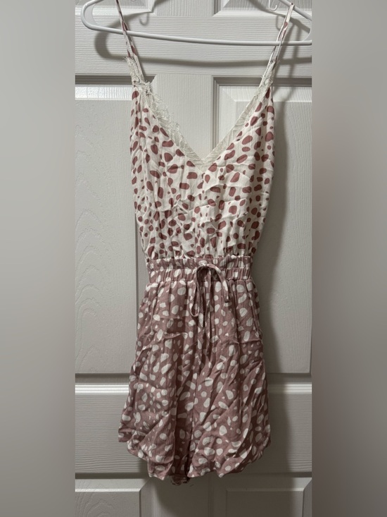 Dresses & Skirts - Sleeveless V-Neck Polka Dot Romper in Dusty Rose and White